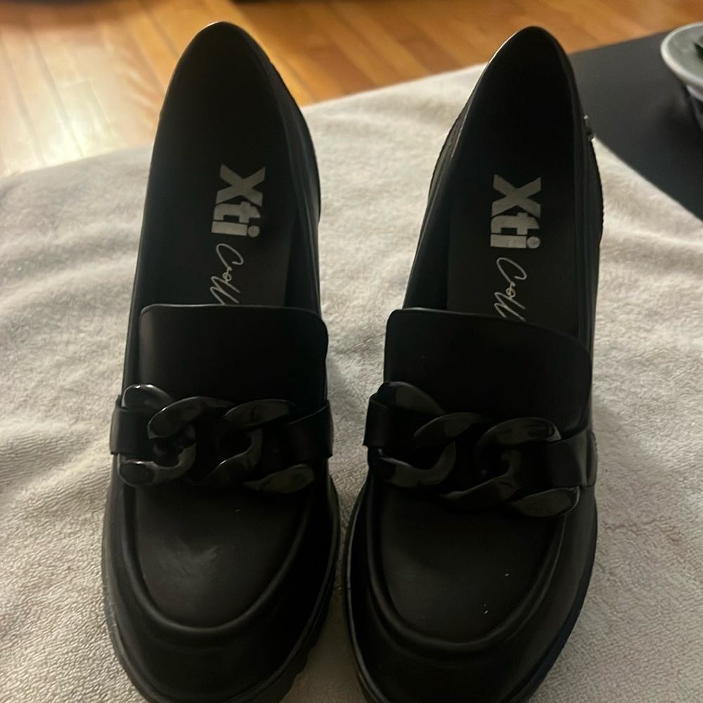 Women’s slip on high heels never worn